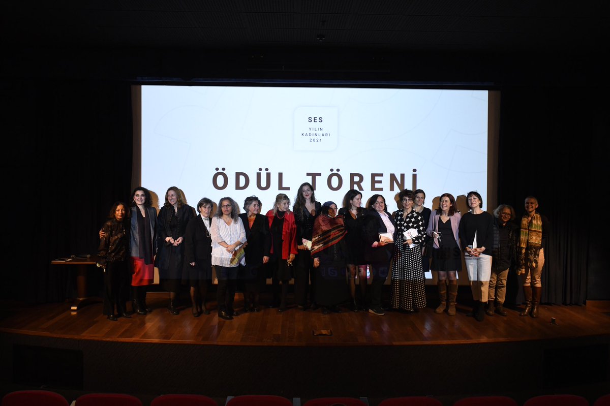 SES Yılın Kadınları’nın eşitlikçi duruşlarından ilham aldık, başarılarıyla umutlandık, cesaretlerinden öğrendik! 

Biliyoruz ki biz kadınlar bir yapbozun parçaları gibi birbirimizi tamamlıyor, birbirimizden öğreniyoruz! 

Birlikteyken öyle güçlüyüz ki 💜