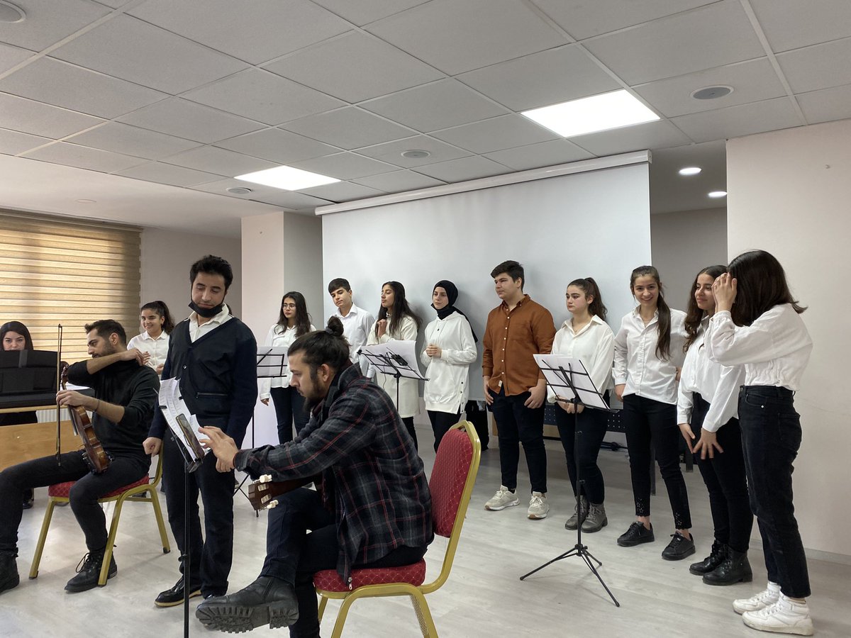 Öğrencilerimiz ve öğretmenlerimiz <a href="/BilsemBatman/">Batman Bilim ve Sanat Merkezi</a> ile ortak yaptığımız karne günü ziyafetinde kulaklarımızın pasını sildiler. Organizasyonda emeği geçen herkese teşekkür ederiz. <a href="/BatmanilMEM/">Batman İl Millî Eğitim Müdürlüğü</a>