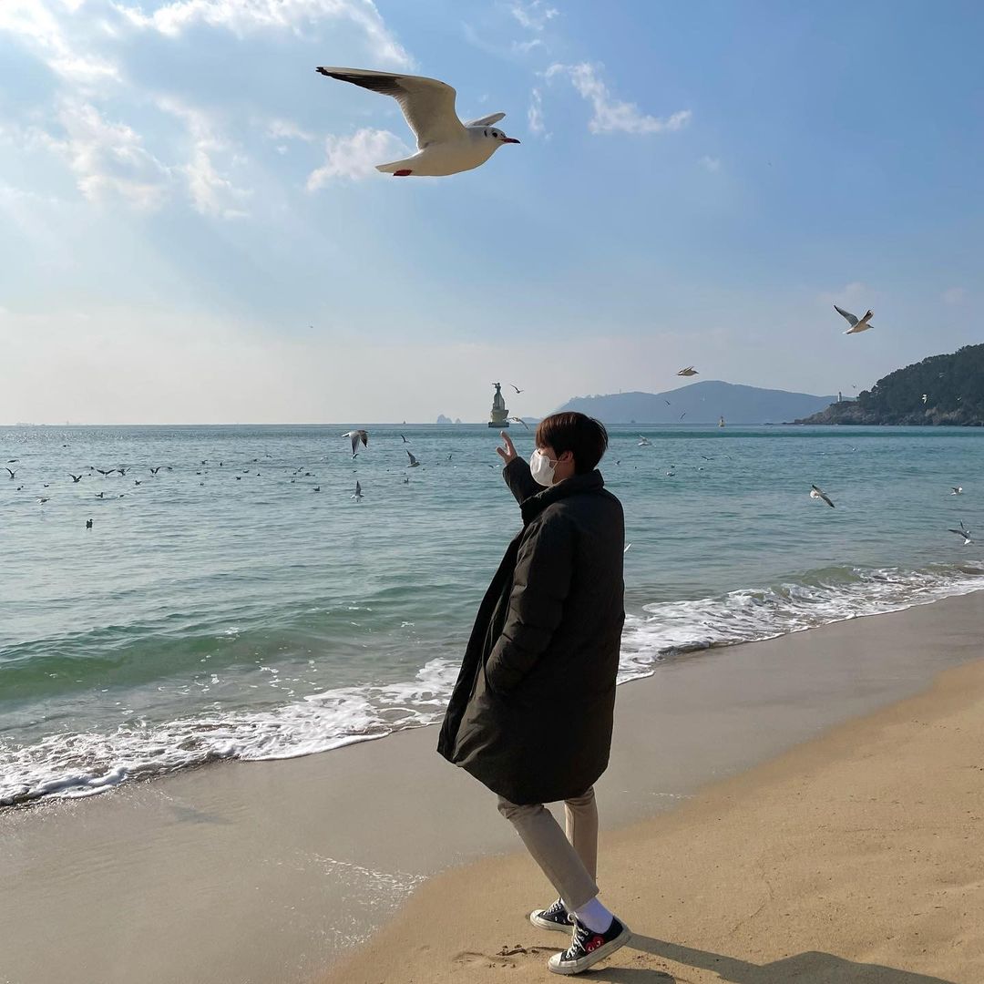 MOONTAEILSM's tweet photo. Nothing actually feels better than taking some time off from social medias and just have your own me-time with your mates, feeling the air without having to worry about packed hectic schedules. https://t.co/08rdaVwVGD