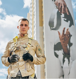 [❓Question #LogementSocial ]

Que pensez-vous de l'apparition du #streetart au service du cadre de vie ?
L'art est-il un levier de cohésion, d'échanges et de partage entre les habitants d'un quartier ?

Ici, le travail de <a href="/sshhozzy/">Shozy</a>, un artiste russe adepte du trompe-l'oeil !