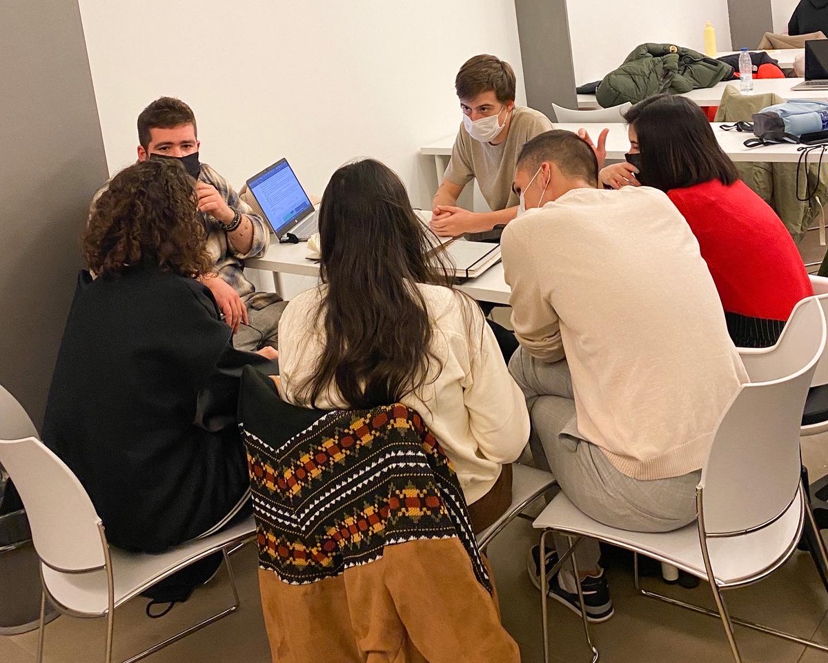 MasterGuionTMS's tweet photo. Empezamos a escribir largometrajes. Lo primero es seleccionar las ideas para, poco a poco, darles forma. Días de brainstorming y feedback con David Muñoz. Saldrán historias buenas.
@themdpstudio @GrupoMEDIAPRO @UCMccinf @DMPguionista #guionistas #masterguion https://t.co/QOlYo9ks3B