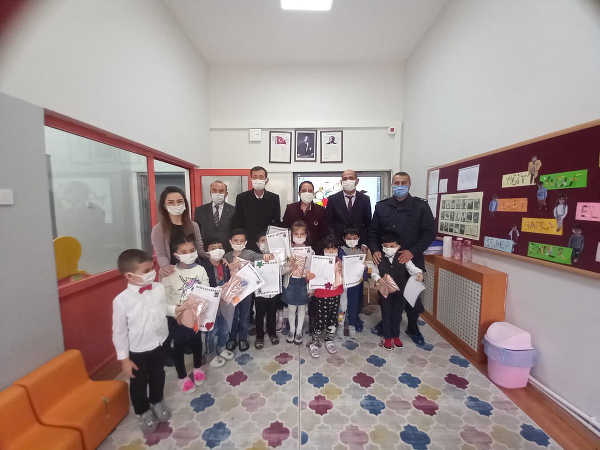 Golbasi06MEM's tweet photo. Kaymakamımız Sn. Tülay BAYDAR BİLGİHAN, Belediye Başkanımız Sn. Ramazan ŞİMŞEK ve İlçe Milli Egitim Müdürümüz Sn. Salih NAMAL Gökçehöyük İlk/Ortaokulundaki karne törenine katılarak öğrencilerimizin sevincine ortak oldular. Tüm öğrencilerimize iyi tatiller dileriz. https://t.co/KfPrcq6L96