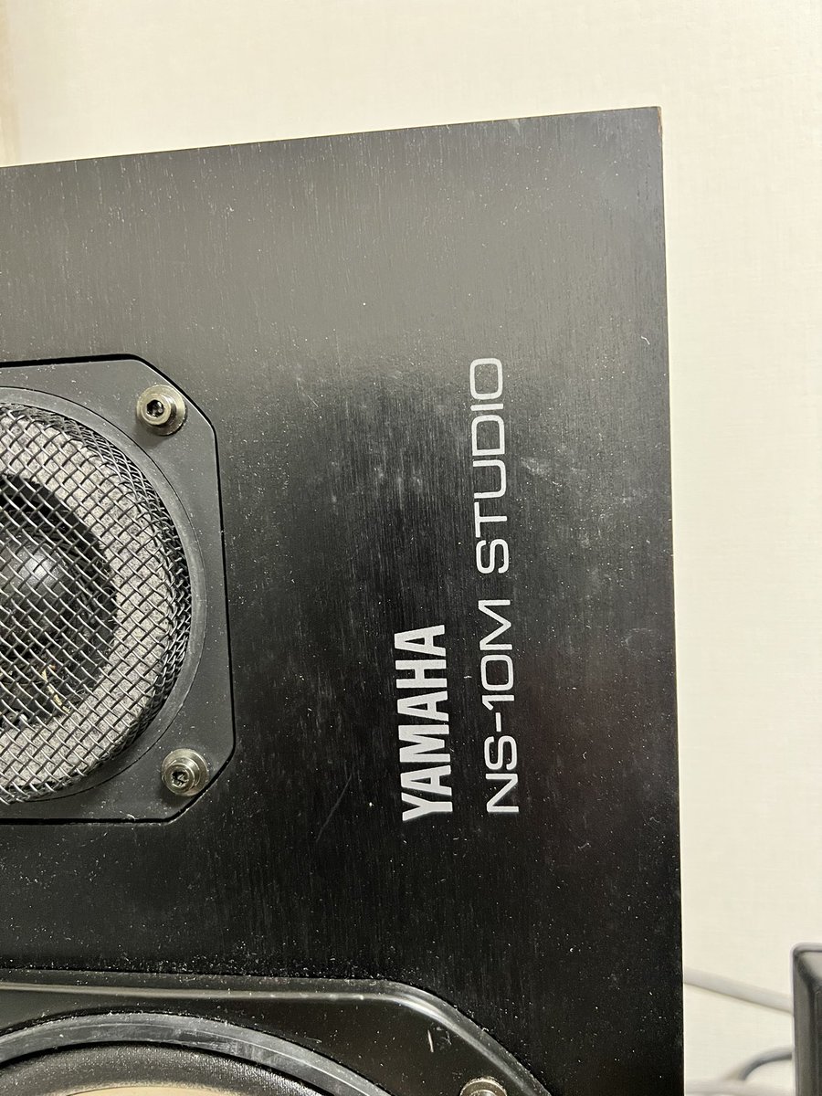 20年前、24歳の頃にレコーディングでしばらくお借りしていたYAMAHAのNS-10M STUDIO。オーナーの方も変わってましたが奇跡的に処分寸前で私のところにまた来ました。大事にします。SSLのUSBインターフェイスとCROWNのD45で鳴らしてみます。