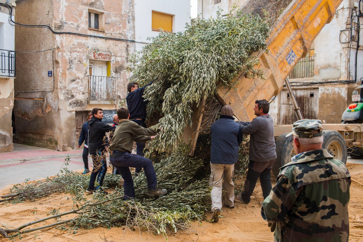 EscatronTurismo's tweet photo. Las fiestas de Santa Águeda van ligadas a sus tres hogueras. Mañana, Pili Clavero, Mayordoma de las fiestas de Santa Águeda de 2022, invita a todo aquél que quiera colaborar, a participar en la recogida de leña. A las 9:00 en el Pabellón Santa Lucía, ¡Participa y disfruta!! https://t.co/VeoNZ4KjsM