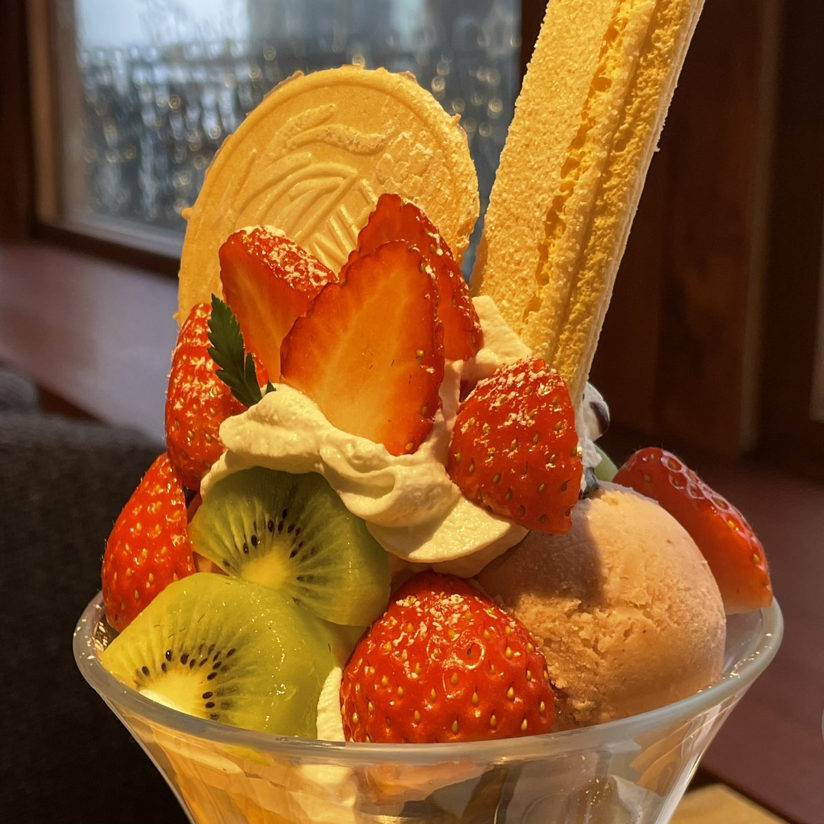 loveusumuch's tweet photo. 명동 포엠 🍓
파르페 크기가 생각보다 넘넘 커서 배불렀다는…
과일도 신선하고 사장님도 대박 친절하심 
파르페 쭈아 👍🏻
y2k도 쭈아. https://t.co/Tbx6kh3rnB