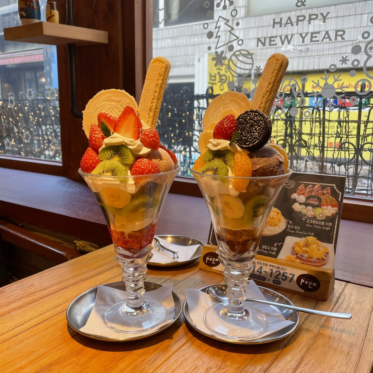 loveusumuch's tweet photo. 명동 포엠 🍓
파르페 크기가 생각보다 넘넘 커서 배불렀다는…
과일도 신선하고 사장님도 대박 친절하심 
파르페 쭈아 👍🏻
y2k도 쭈아. https://t.co/Tbx6kh3rnB