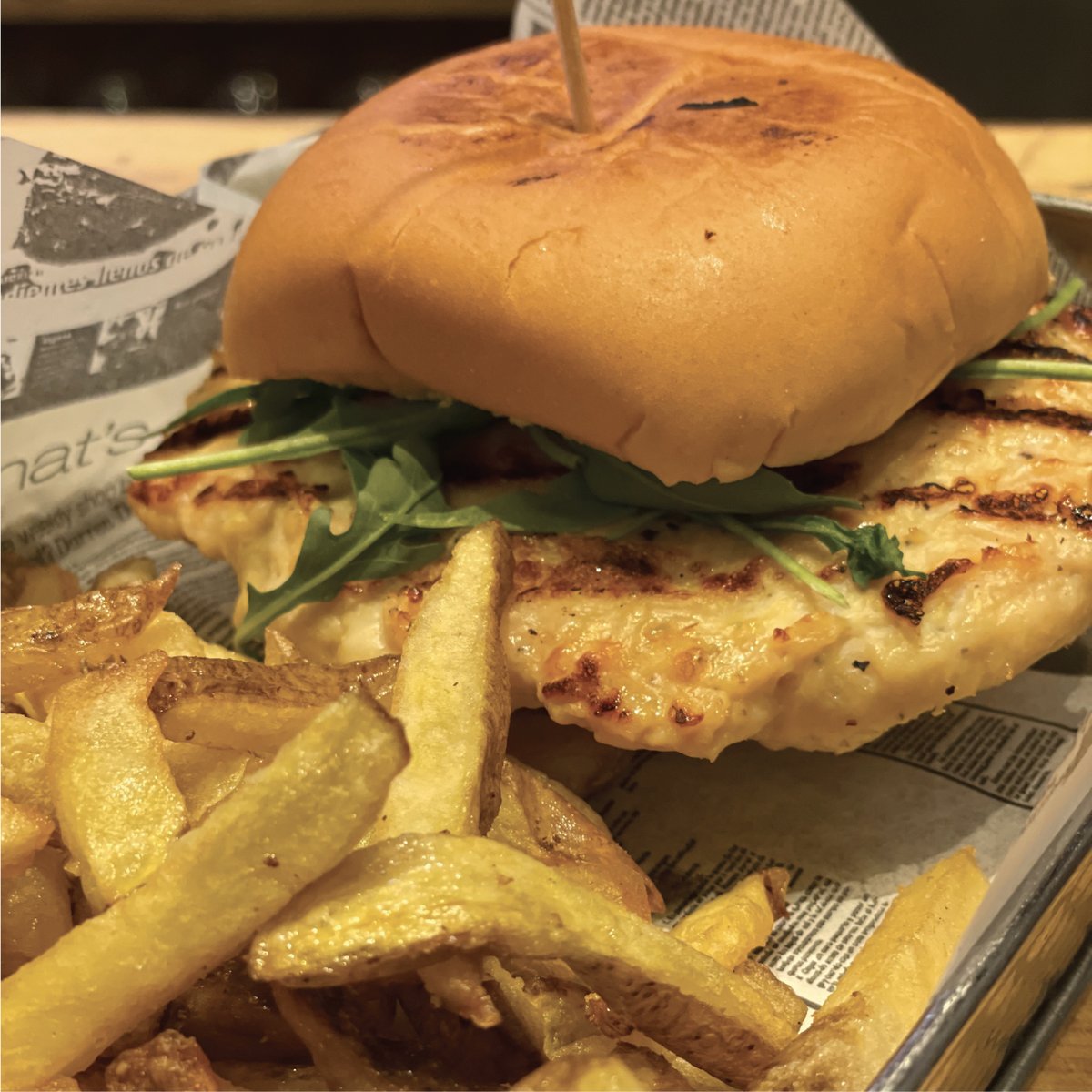 Bon divendres família!⁣
⁣
Què millor que dinar amb bona companyia i una de les nostres burger al plat 🤩 🍔 🍟⁣
⁣
#sidreriatxots #happyburgers #happymoments #happyday #txots #txotsacasa #figueres #empuriabrava #roses #veggie #vegan #burger