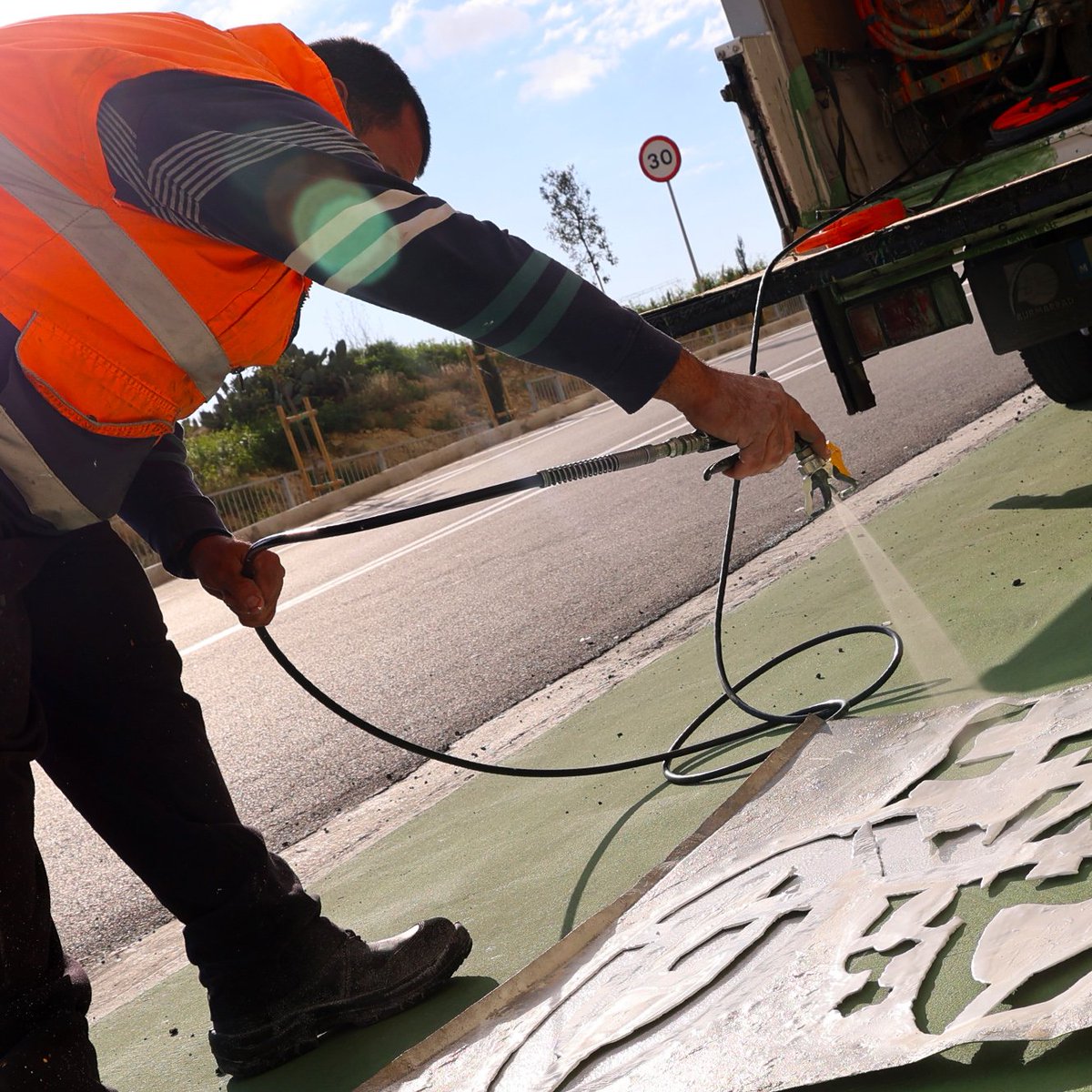InfraMalta's tweet photo. ๐ถโโ๏ธ๐ถโโ๏ธ Final touches to the new cycling ๐ฒ and walking tracks of the #CentralLinkProject in #TaQali, #Attard and #Balzan. ๐ทโโ๏ธ #SustainableInfrastructure https://t.co/JtJZuarBHB