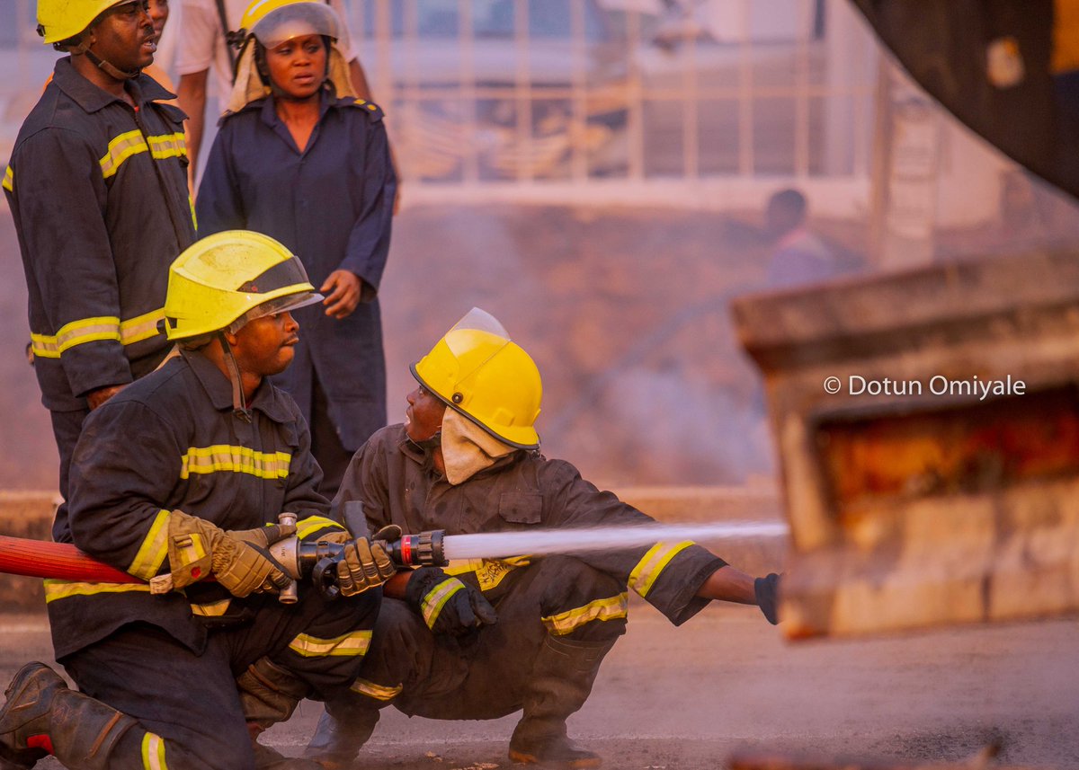 Was actually still in bed when my Neighbor raised the fire alarm, banging on my door, shouting  "Mr Omiyale you're still sleeping when the whole neighborhood is about to catch fire"😂😂😂
The filling station is just behind our Neighborhood.