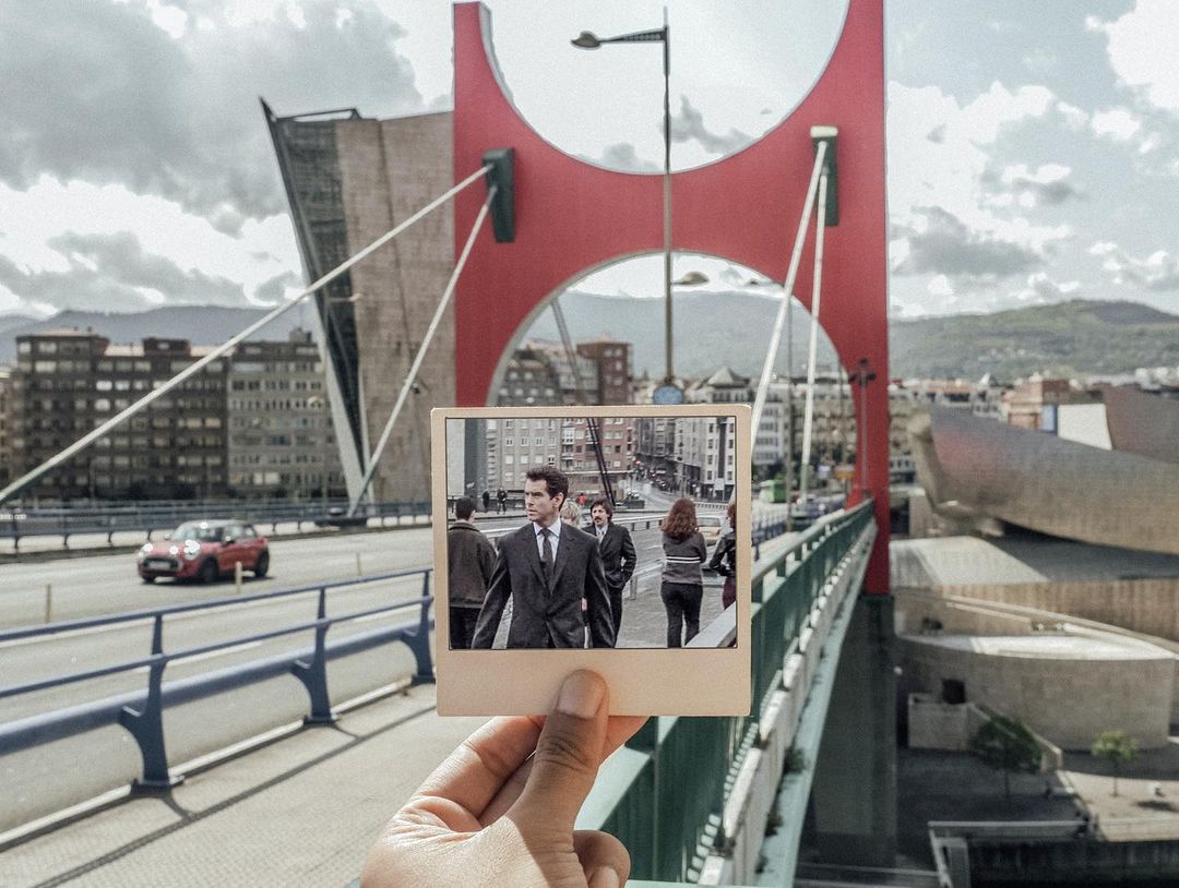 In the first sequence of the film "The world is not enough" we can see the Guggenheim Museum Bilbao from the offices of a Swiss bank. This is the office building in front of Puppy, from which James Bond jumps to escape across La Salve Bridge 🎞️

📸 @theworldisaset