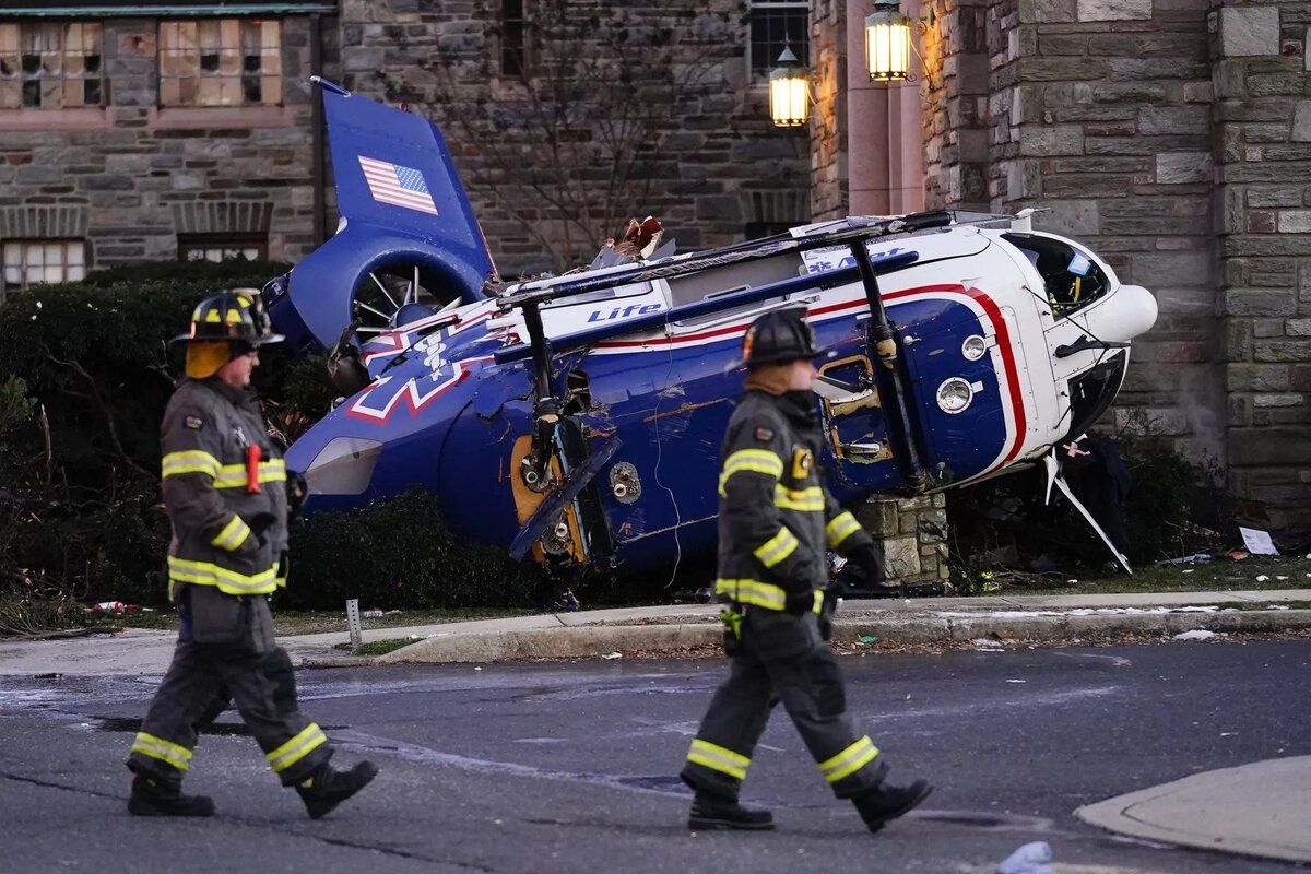 A medical helicopter crash-landed on the lawn of the United Methodist Church in Drexel Hill, Philadelphia, Pennsylvania. Three crew members and a patient survived
Credit: AP Photo/Matt Rourke 
Eek! https://t.co/XJkXsVNHLJ