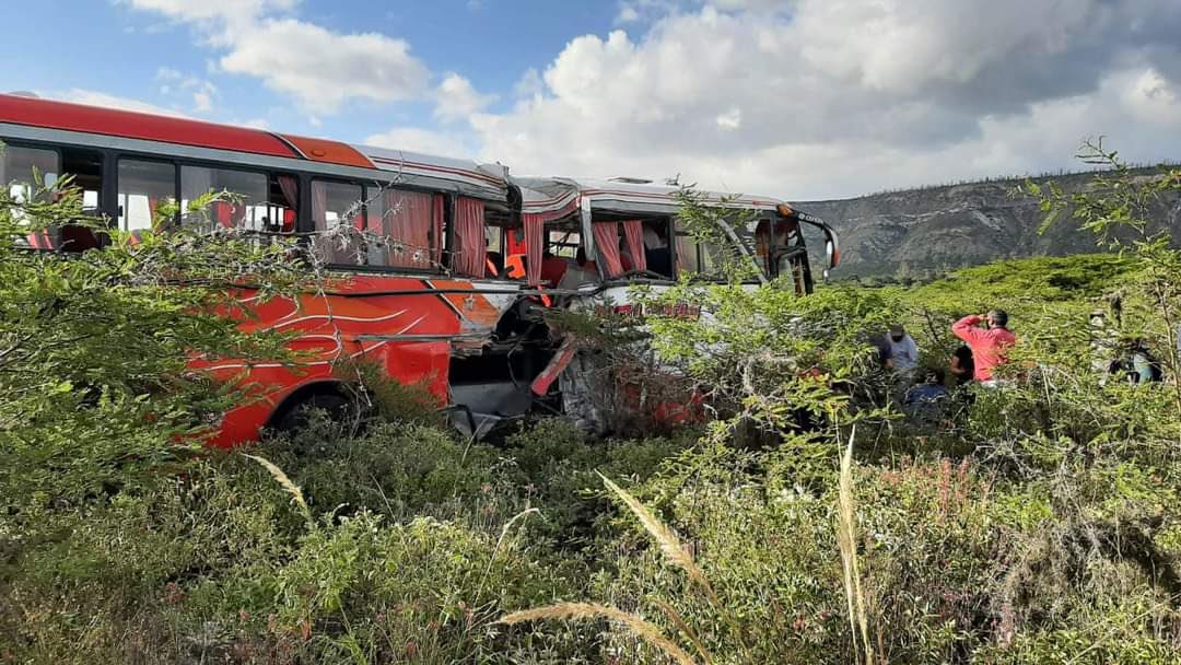 acastropiedra's tweet photo. 🚨Lamentamos la decisión de DOS #jueces de #SantaElena y #SantoDomingo de levantar la suspensión de 302 rutas y 1.632 frecuencias, esta decisión da VÍA LIBRE para que más de 200 buses de 64 operadoras puedan volver a los CORRETEOS en las vías, para muestra un botón..1/2👇🏼 https://t.co/XtYzTpbGV8