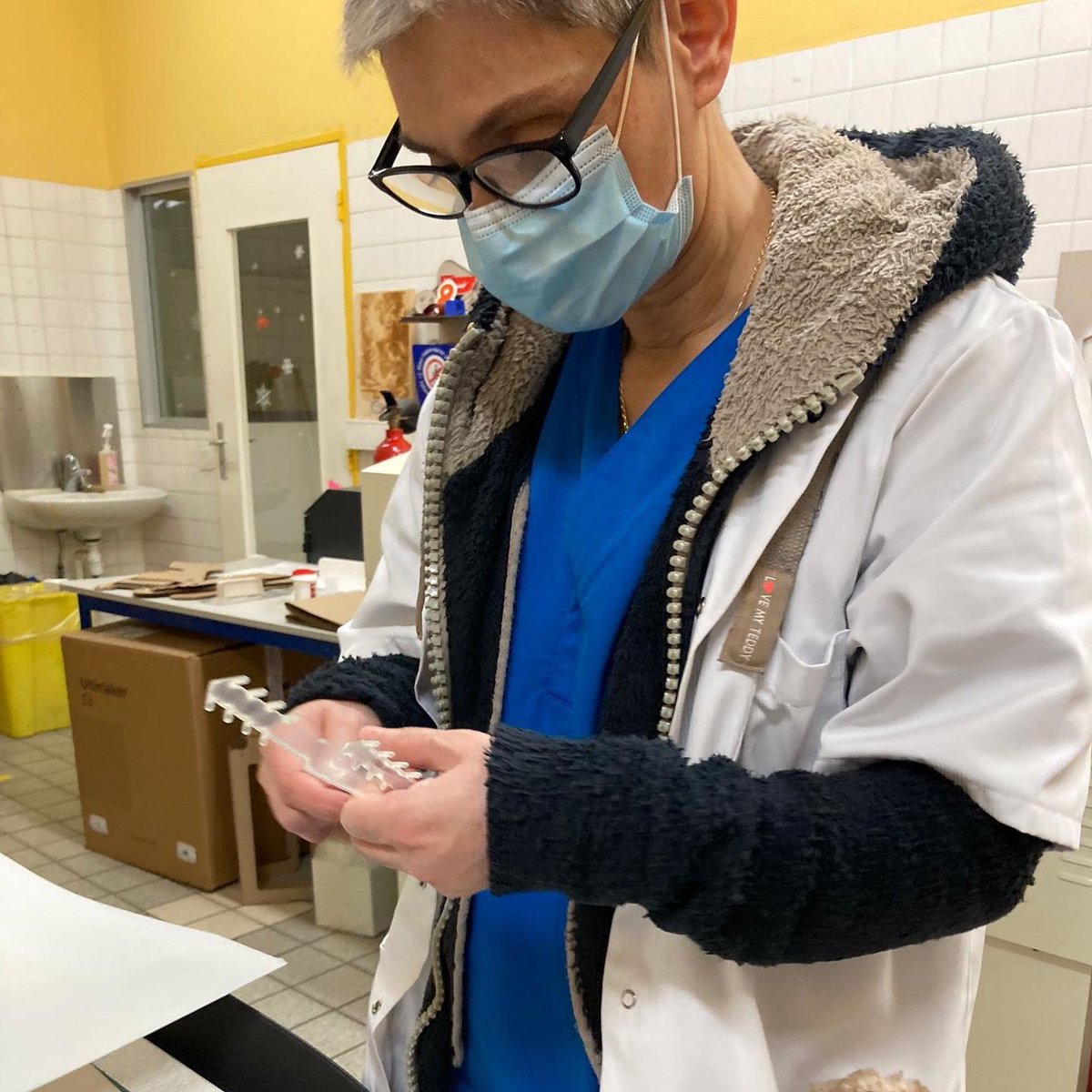 Atelier-Minute pour les soignants de la #reanimation chirurgicale 🤘🏼<a href="/Hopital_Bicetre/">Hôpital Bicêtre AP-HP</a> 
👉🏼 Expérimenter la découpe laser pour fabriquer ses propres accroche-masques 
👉🏼 Premier atelier de #médiation animé par Chloé notre super service civique 🤩
#fablabhospitalier #soignants #DIY