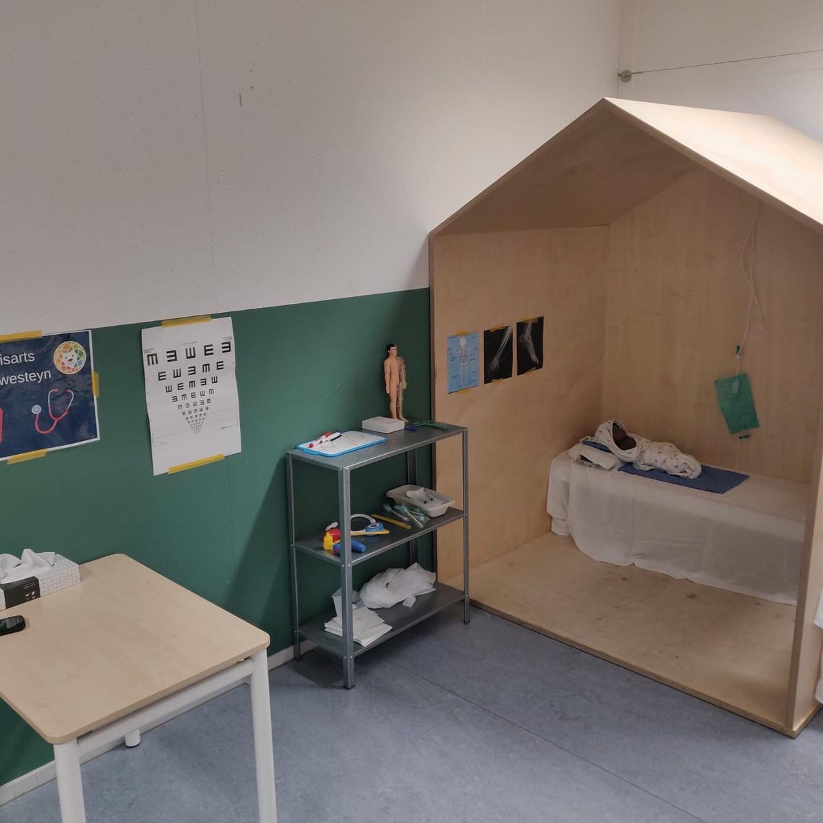 Het nieuwe thema is gestart; zorgen voor jezelf en anderen. Tijdens de persconferentie hebben we gehoord dat we gaan leren hoe je goed voor je lichaam kunt zorgen. In de themahoek kunnen de patienten naar de dokter. #betekenisvolleren #jeelo #kleuteruniversiteit #zorgen