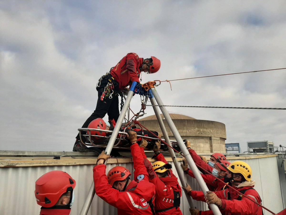 EDFSaintLaurent's tweet photo. Retour en 📸 sur un exercice de l’unité Groupe d’Intervention en Milieu Périlleux #GRIMP du @SDIS41 🧑‍🚒! Notre terrain a été l’occasion de perfectionner encore leurs techniques. Ces #sapeurspompiers sont formés et équipés pour intervenir dans des endroits difficiles d’accès👏. https://t.co/ZNCcGjWDYK