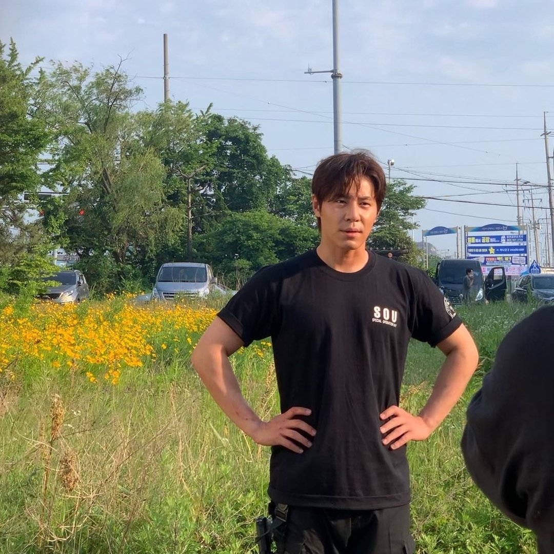 chanbeaksekai's tweet photo. Lee kyu hyung aşkım kabardı dizi filan mı çekiyor ya hemde police üniformalı 🤤💗 https://t.co/wSXudu3OMN