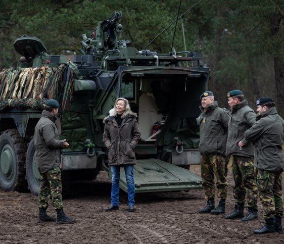 Defensie's tweet photo. Ruim een week zijn minister Ollongren en staatssecretaris Van der Maat op functie bij Defensie. Ze kunnen meteen aan de bak. In een dubbelinterview met de #Defensiekrant vertellen zij over hun eerste indrukken en plannen.
https://t.co/Aqd75M5It3 https://t.co/aNAph8BCy1