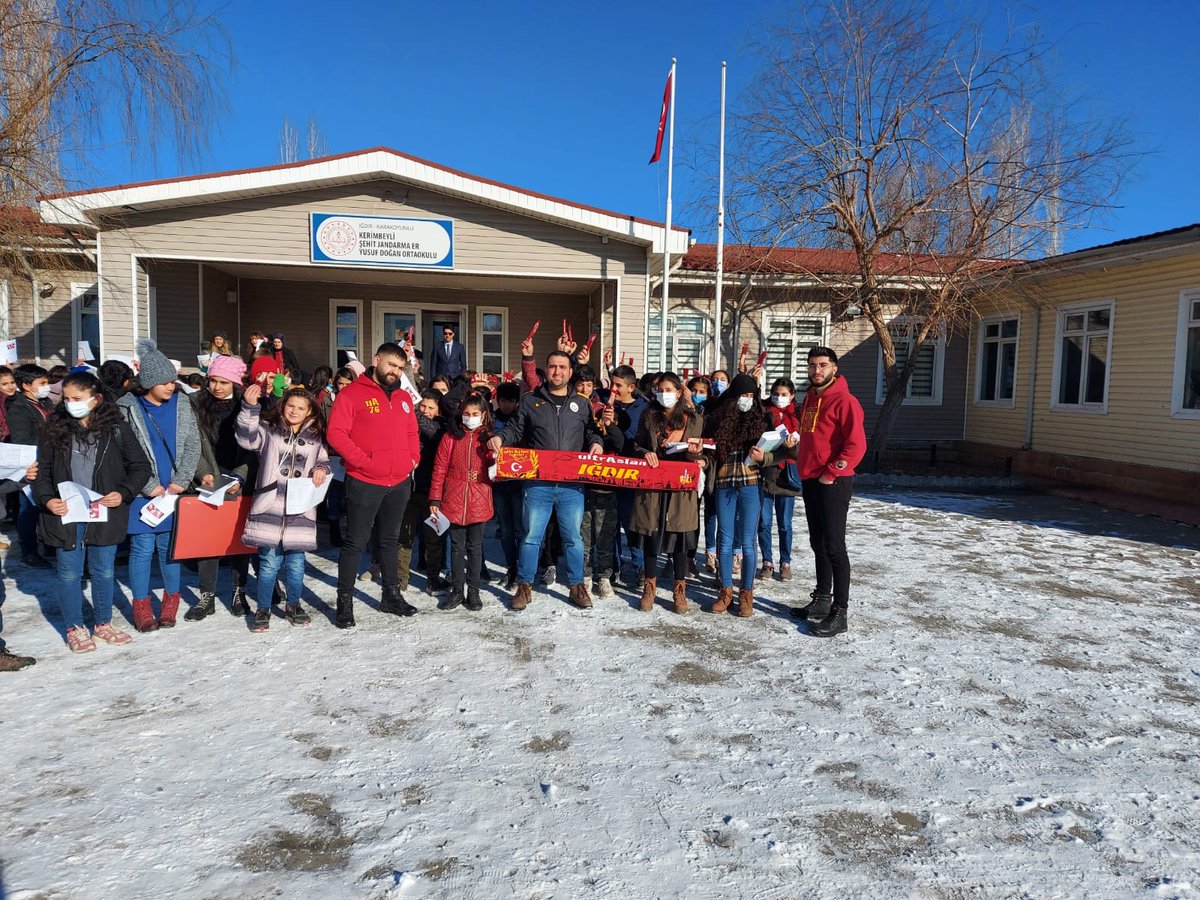 ultrAslan Yurtiçi koordinatörümüz Mustafa Soyal ağabeyimizin çağrısı üzerine eski milli futbolcumuz #ahmetçalık hayrına karnelerini alan kardeşlerimize ikramda bulunduk. <a href="/uAYurtici/">ultrAslan Yurtiçi</a> <a href="/msoyaL/">Mustafa Soyal</a>