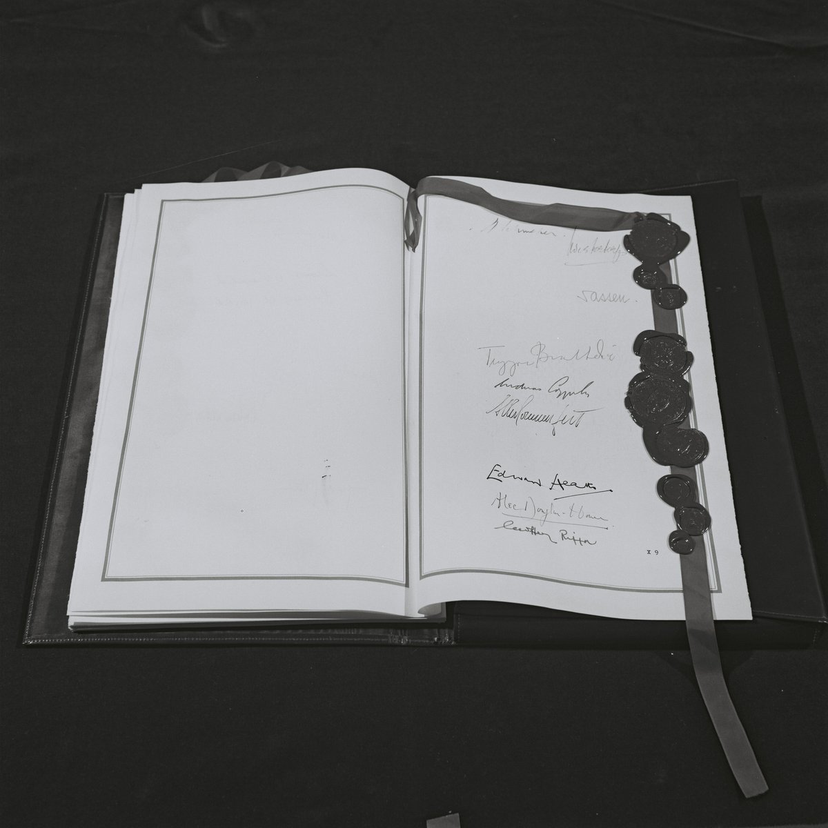 🇪🇺 It is 50 years since the ✍️ signing of the 📖 Treaty of Accession to the European Communities.

The treaty was signed in Brussels #OnThisDay, 22 January 1972 by the leaders of 🇩🇰Denmark, 🇮🇪 Ireland, 🇳🇴Norway and the 🇬🇧United Kingdom.