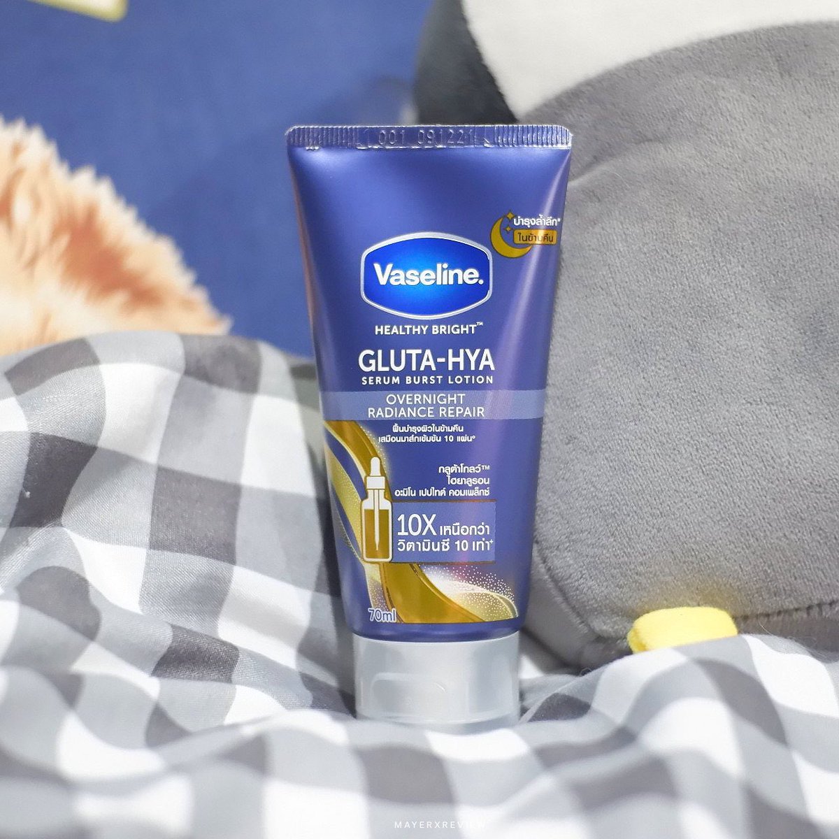 memayerr's tweet image. ดูแลผิวหน้าแล้วผิวตัวก็ห้ามลืมเด้อ! นี่ลองโลชั่น #วาสลีนกลูต้าไฮยา สูตรกลางคืนมาสักพักละ ทาทุกคืนก่อนนอน จากผิวโทรมๆ ดูกระจ่างใสขึ้น อิ่มฟูขึ้น จริงๆ เนื้อบางเบา ไม่เหนอะ แถมทาละนอนได้เลย อยากให้ลองจริงๆ ตอนนี้มีโปร 1แถม1 ที่ 7-11 ด้วย ไปจัด! #Haveaglownight #นอนหลับผิวดี