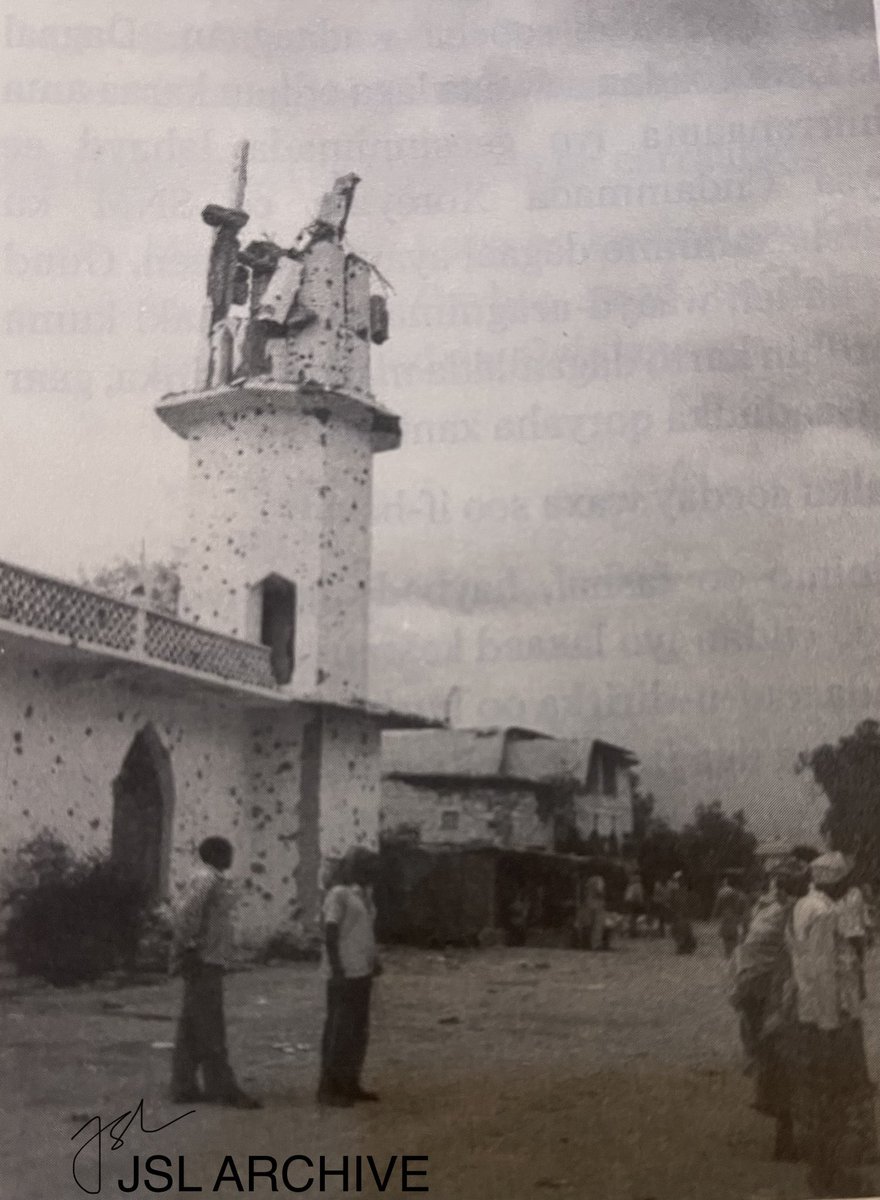 jslarchivee's tweet photo. 1991-kii, Burburkii Taliskii Siyaad Barre ee Masjid Jaamaca Hargeysa. https://t.co/0F7xAibBBQ