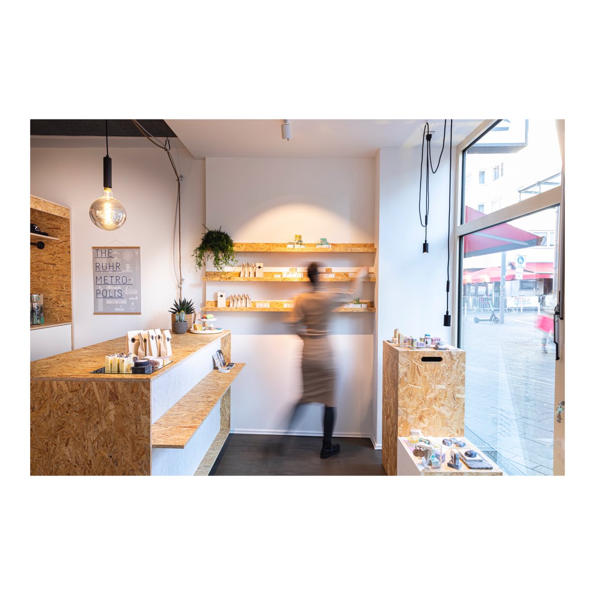 Impressionen des von uns gestalteten Showrooms für <a href="/9elements/">9elements</a> - ein flexibles Konzept für Merch, Start-Ups und Produkte 🖤 #interiordesign