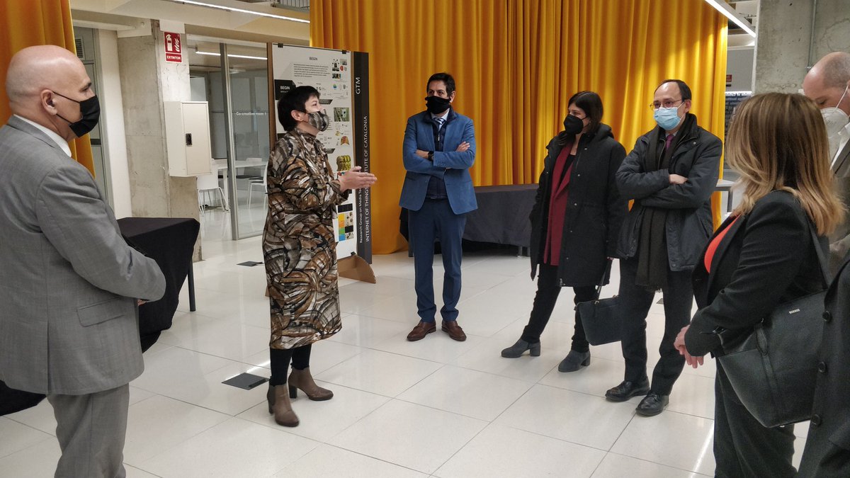 uramonllull's tweet photo. 🔵La consellera @GemmaGeis visita el #IOTICAT, el 1r laboratori europeu de #R+D+I destinat a la #InternetOfThings; i coneix l'#IASlab, la iniciativa creada per impulsar la recerca en tecnologies media.

▶️Ambdós projectes han estat finançats pel #FEDERRecerca #FonsUECat https://t.co/2ME5hvTxOx