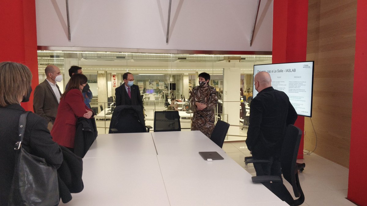 uramonllull's tweet photo. 🔵La consellera @GemmaGeis visita el #IOTICAT, el 1r laboratori europeu de #R+D+I destinat a la #InternetOfThings; i coneix l'#IASlab, la iniciativa creada per impulsar la recerca en tecnologies media.

▶️Ambdós projectes han estat finançats pel #FEDERRecerca #FonsUECat https://t.co/2ME5hvTxOx