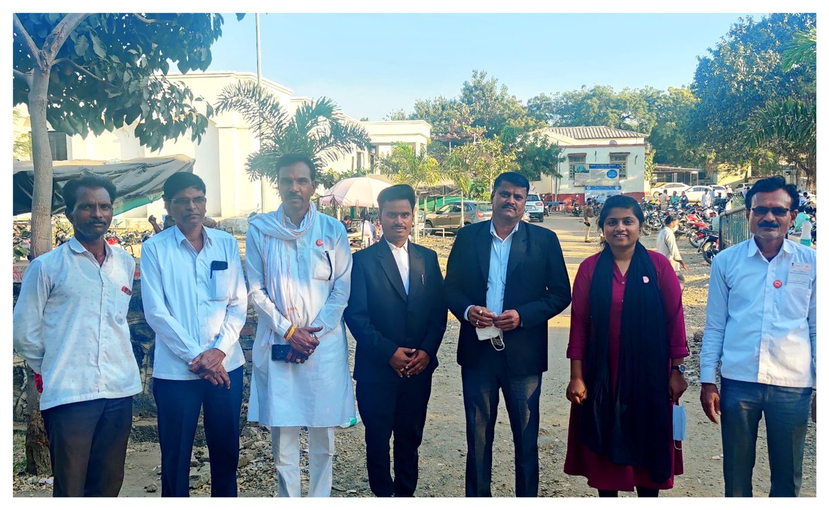 पीकविम्यासाठी हजारो गुन्हे दाखल झाले तरी बेहत्तर पण 2020 च्या विम्याचे पै न पै वसूल केल्याशिवाय स्वस्थ बसणार नाही आंदोलनात झालेल्या गुन्ह्याची जमानत घेण्यासाठी आज गेवराई च्या कोर्टात हजर झालो.

ऍड. श्रीकृष्ण शिंदे आणि ऍड. पौळ यांनी तिकीटचे पैसे ही न घेता जमानत करून दिल्याने आभार