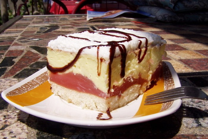 JEDNOSTAVNA KAPRI TORTA: Priprema se s piškotama umjesto pečenih kora
mojakuhinja.net/2017/10/jednos… #mojakuhinja #kolaci #recepti