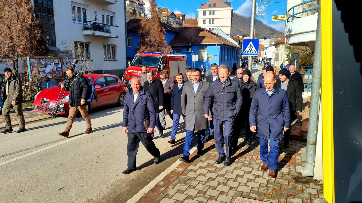 Izetbegovic_B's tweet photo. Delegacija SDA danas u posjeti Zvorniku. Razgovaramo sa povratnicima o sigurnosti, ekonomskim i infrastrukturnim projektima, te ostalim načinima na kojima im možemo pomoći https://t.co/HvZD0wbuPW