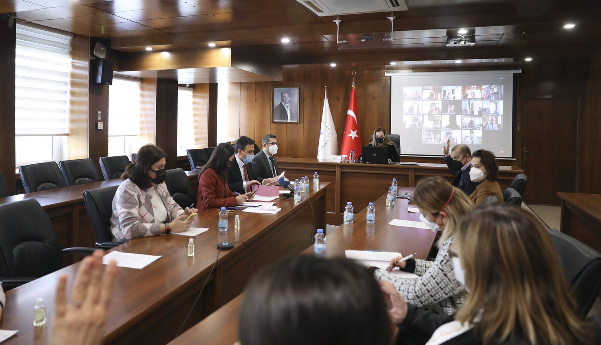 Akademik kadro aktarmaları ve atamaları gündem maddeleri ile bir araya gelinen #universitemDEU Yönetim Kurulu Top.'nda; <a href="/YuksekogretimK/">Yükseköğretim Kurulu (YÖK)</a>'nun devlet üniversitelerinde öğretim elemanı istihdamındaki norm kadro oranlarını belirleyen yönetmelik hakkında fikir alışverişinde bulunuldu
