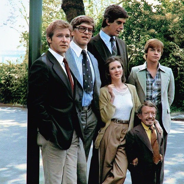 Follow @HistoryinNFTs @HistoryInPics: Star Wars cast in 1977! Harrison Ford (Han Solo), David Prowse (Darth Vader), Peter Mayhew (Chewbacca), Carrie Fisher (Princess Leia), Mark Hamill (Luke Skywalker) and Kenny Baker (R2-D2). FOLLOW @HistoryInNFTs… https://t.co/ani144dfqn https://t.co/K2pO3hbX6H