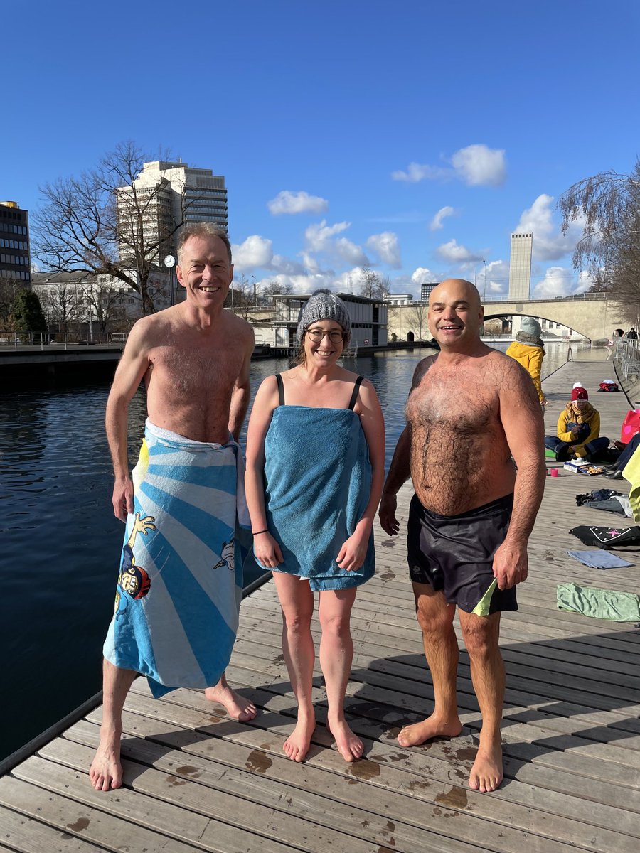 Das freitagmittägliche Limmatschwimmen wird immer parteiübergreifender ⁦<a href="/RonnySiev/">Ronny Siev</a>⁩ <a href="/bawizu/">Barbara Wiesmann</a>⁩ ! Aber noch immer ohne ⁦<a href="/andreashauri/">Andreas Hauri</a>⁩ oder ⁦@KarinRykart⁩ … 😉⁦<a href="/GrueneZuerich/">GRÜNE Zürich</a>⁩ ⁦<a href="/glpzh/">Grünliberale Kanton Zürich</a>⁩ ⁦<a href="/spzuerich/">SP Zürich</a>⁩