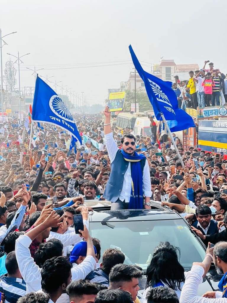GAUTAM_DAS_'s tweet photo. #गोरखपुर_से_चन्द्रशेखर
Only a warrior can have the power
to confront a dictator directly, and
that warrior is @BhimArmyChief.
#गोरखपुर_से_चन्द्रशेखर https://t.co/pzCYueZUwV
