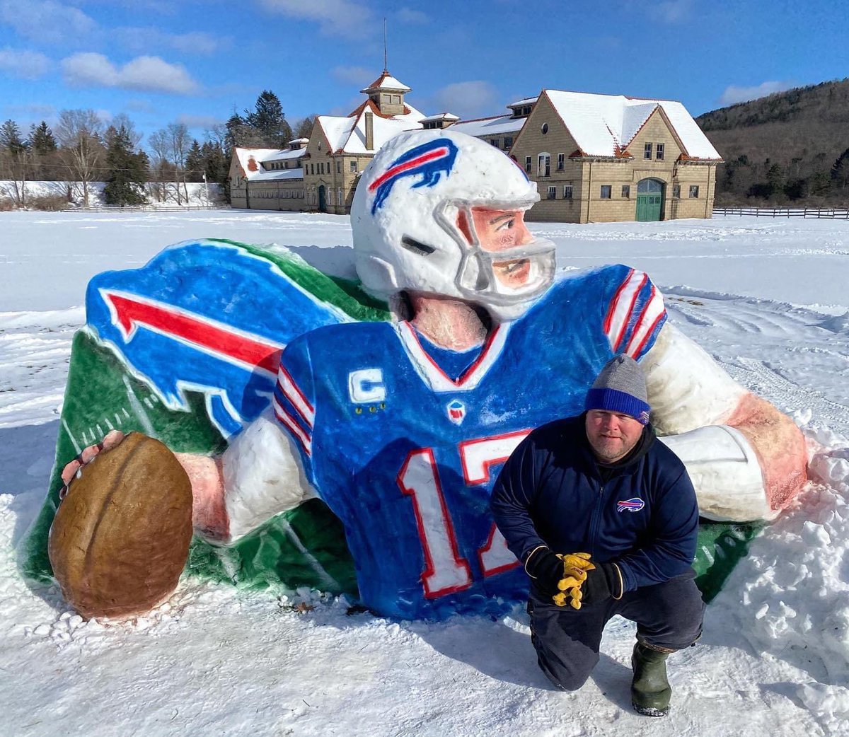 NiagaraAction's tweet photo. SPORTS ACTION: Western New York’s own Eric Jones created an incredible sculpture of Josh Allen using only snow!! ❄️❄️❄️ #JoshAllen #BillsMafia #BuffaloBills #OneBuffalo

📸 @johnkucko https://t.co/R9VbsDrKsP
