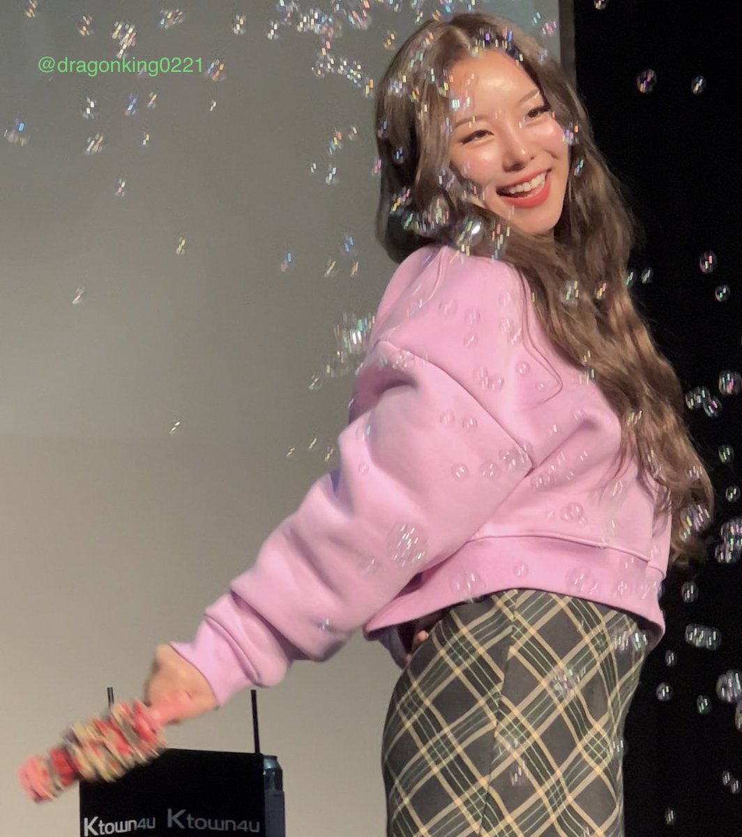 dragonking0221's tweet photo. 220121마마무 휘인 케이타운 대면팬싸
........🤭 https://t.co/MRAjPLI0pY
