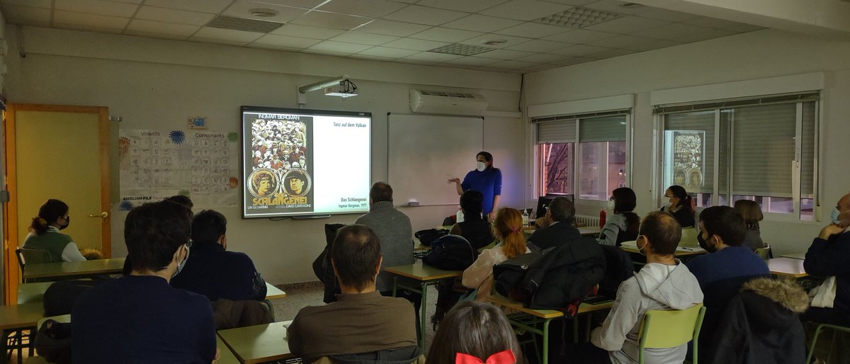 EOICarabanchel's tweet photo. Fue un placer para tod@s - alumn@s y profesoras- recibir de nuevo Celia y disfrutar de sus amplios conocimientos del cine (alemán), aprendiendo historia a través de él. https://t.co/43rzVQRxCc