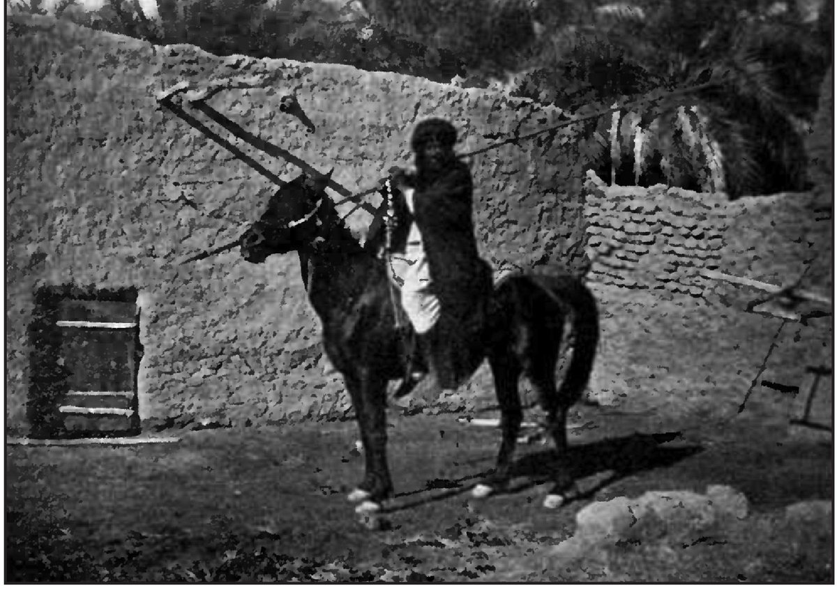 sdhhaam's tweet photo. صورة من الحياة اليومية في قرية كاف بوادي السرحان بداية القرن التاسع عشر لشيخ كاف ابن خميس السرحاني حاملا رمحه ممتطيا جواده، ومشهد آخر للقوافل التي حلت بقرية كاف للاستراحة والتزود بالمؤن والتجارة القائمة غالبا على الملح والتمر للمقايضة بمتطلبات القرية. صور فوردر، مغامرات بين العرب https://t.co/DnP5RnEXf0