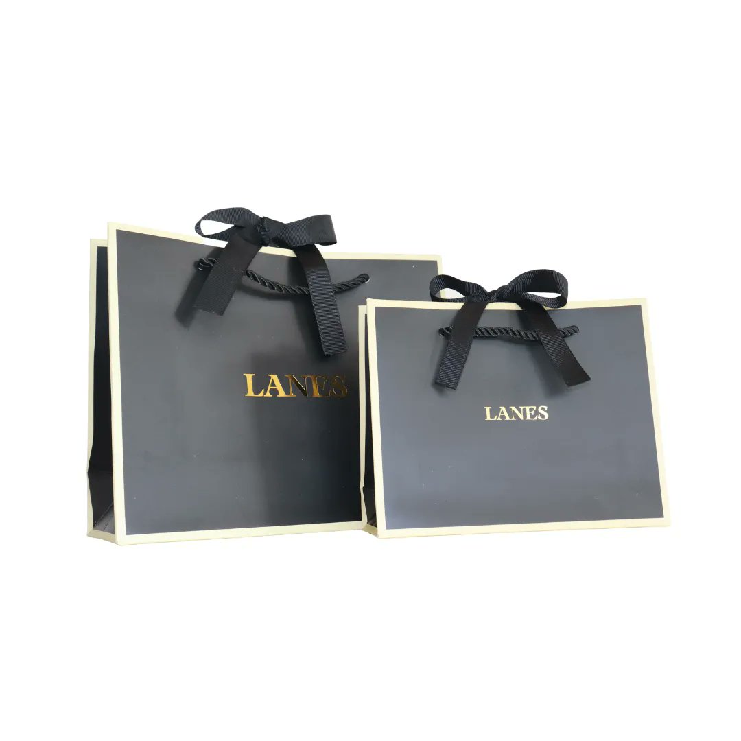PanachePack's tweet image. Two bespoke luxurious gift bags, manufactured to the requirements of @lanesjewellery
Each bag with a cream boarder and hot foil gold logo. 
sales@panachepackaging.com
.
.
.
 #giftpackaging #giftbag #giftinspiration #paperpackaging #packagingdesign