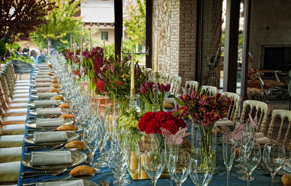 Creamos el ambiente perfecto para el día más especial de tu vida 🌹💍.
.
.
We create the perfect atmosphere for the most special day of your life 🌹💍. 

#cigarraldelasmercedes #montaje #bodas #weddings #mesadeboda #weddingtable #inspo #inspobodas #weddingsinspo