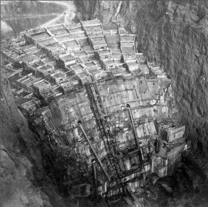 TAKminds's tweet photo. Hoover Dam under construction in 1934.
Determination and planning lead to greatness. However big or small your project is.
#humanachievement #design #worldwonders #bigstructures #natureandman https://t.co/A1c7bKZ4Bt