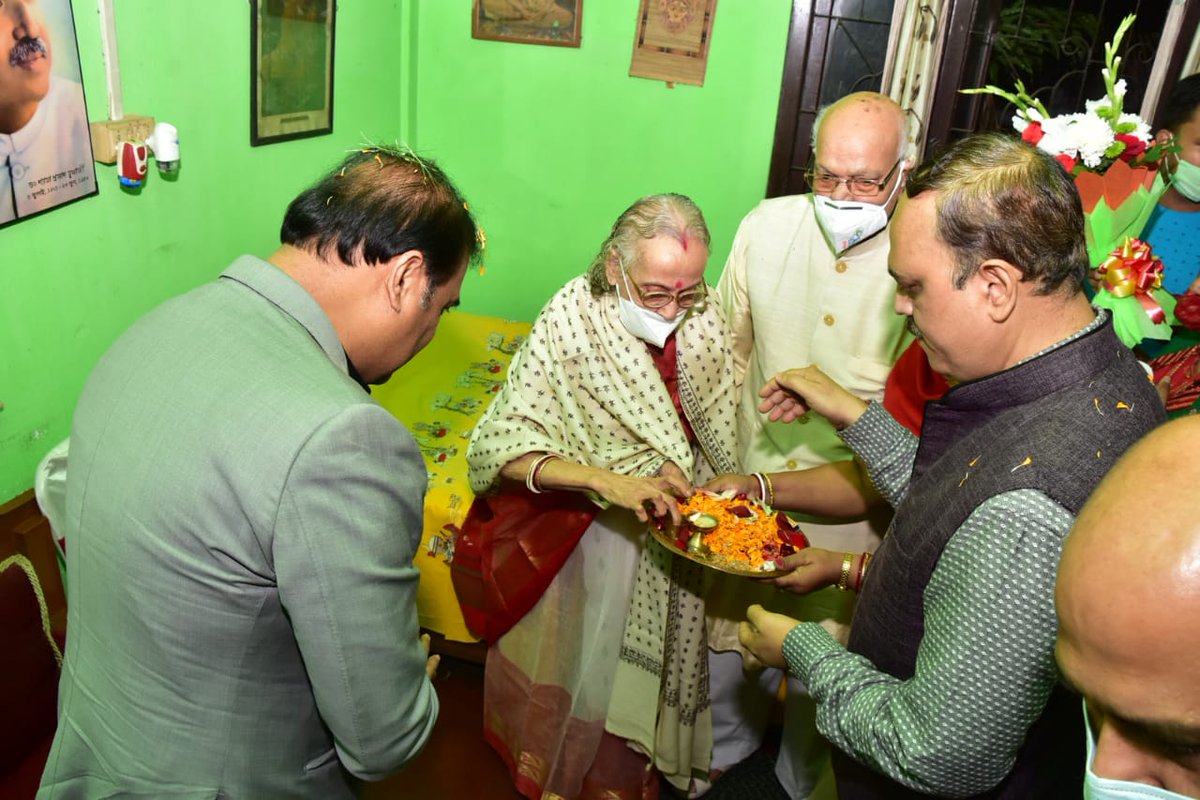himantabiswa's tweet photo. Humbled to be welcomed at the residence of well-known social activist and former BJP President, Cachar, Shri Kirti Purkayastha, who is not keeping well.

I took stock of his ongoing treatment and pray for his early recovery. https://t.co/GjIoEUYbg6