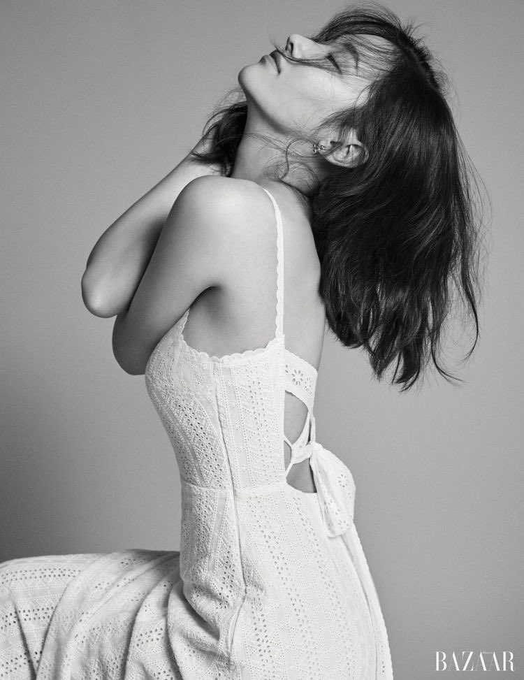 jongseopics's tweet photo. jeon jongseo for harper’s bazaar magazine (2018) https://t.co/zulEGaCtvZ