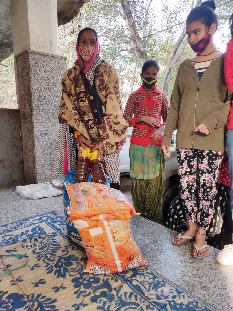 butterfliesngo's tweet photo. Here at INA market, our Chota Doctors (Child Health Educators) are helping in the distribution of relief material. 
#health #doctors #educators #chotadoctors #childdoctors #healthcoopearative https://t.co/4haVvgZMgy