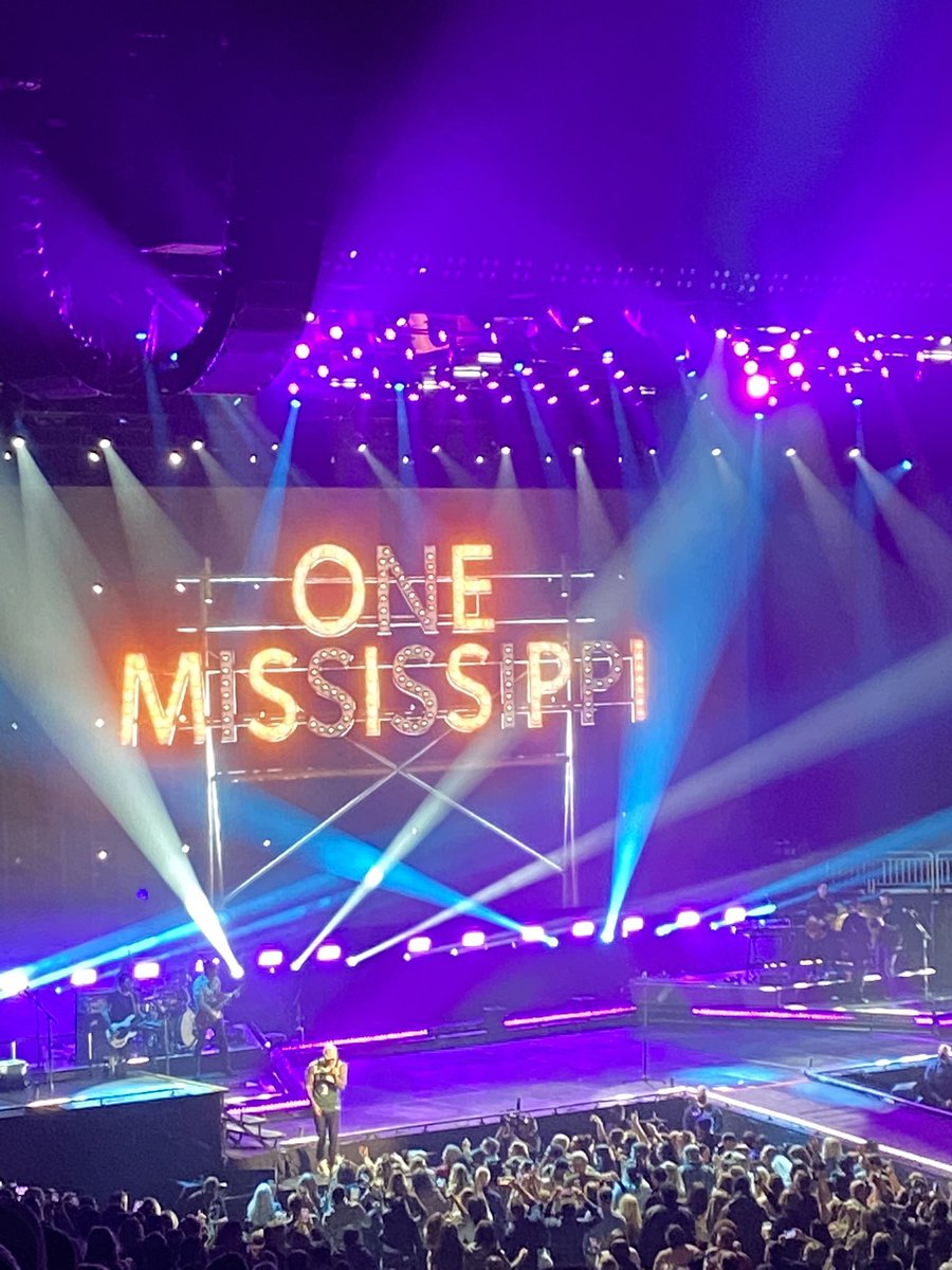 JohnPerla's tweet photo. Kane Brown in Milwaukee @FiservForum https://t.co/s5Z3noIRW0
