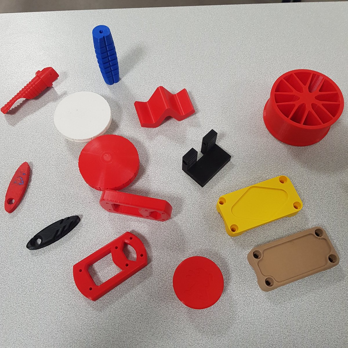 Boyer_monod's tweet photo. Malgré la période, les premières Bac Pro technicien d'usinage #TU #TRPM  poursuivent leurs projets #chefdoeuvre. Petit aperçu des prototypes par #impression3d. Prochaine étape, préparation de l'usinage dans notre atelier au lycée G.Monod #monodElB https://t.co/K6ujXNVXCE