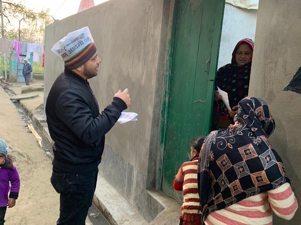 faisalkhanlala's tweet photo. 21 जनवरी 2022 #program57
रामपुर 37 विधानसभा में AAP प्रत्याशी @faisalkhanlala के समर्थन में नविगंज , वज़ीर नगर में डोर-टू-डोर जाकर केजरीवाल जी की मुफ़्त बिजली और रोज़गार की गारंटी को लेकर वोट की अपील की। https://t.co/sRFu4cxKZ5