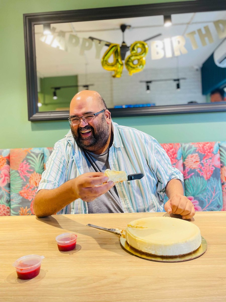 IVMPodcasts's tweet photo. Birthday #cheesecake courtesy @mag_st_kitchen and birthday #smiles courtesy @doshiamit! 🎂❤️🤗🎉
#IVMPodcasts #Founder #AmitDoshi #Birthday #Celebration #CockAndBull #ShunyaOne #HappyBirthday https://t.co/rap0hOUjB3