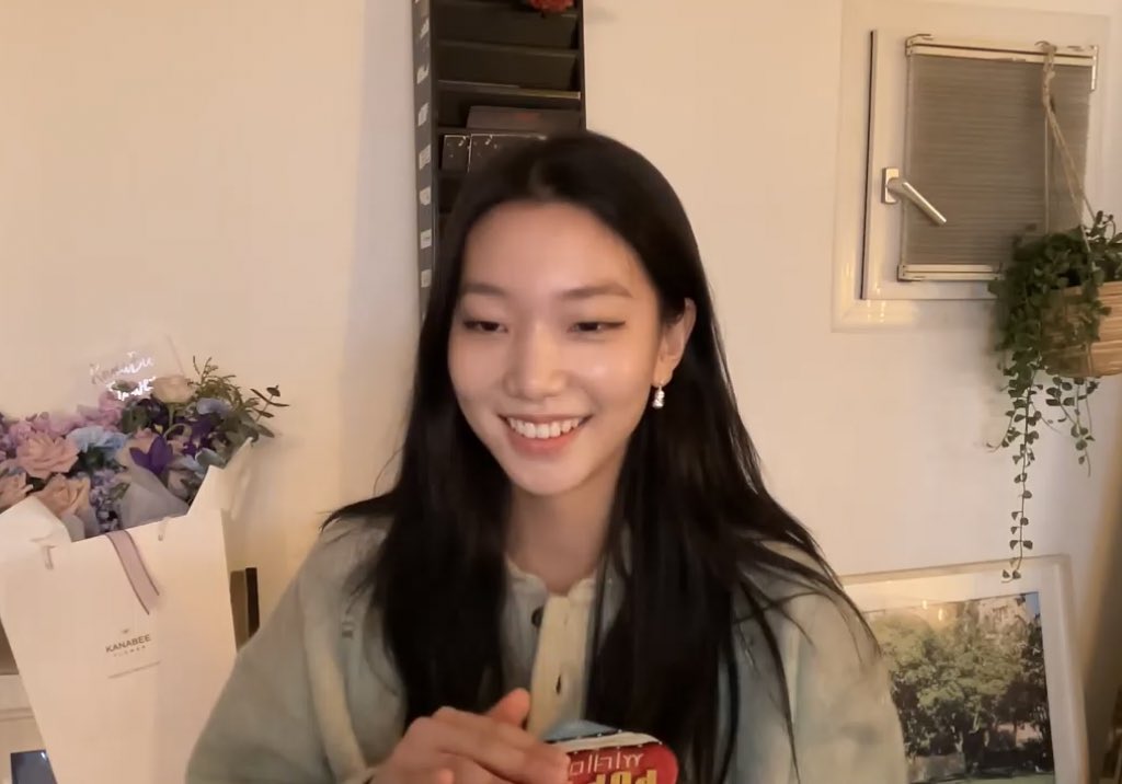 hollyarchive's tweet photo. hojung is currently LIVE chatting to fans on her youtube channel! 🥰
🔗: https://t.co/8Wwp60stk5 https://t.co/wliZpraMvl